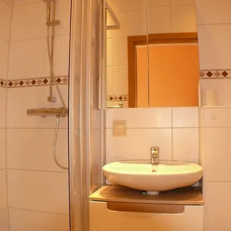 Deutsche Eiche Fruehstueckspension Und غروسشوناو